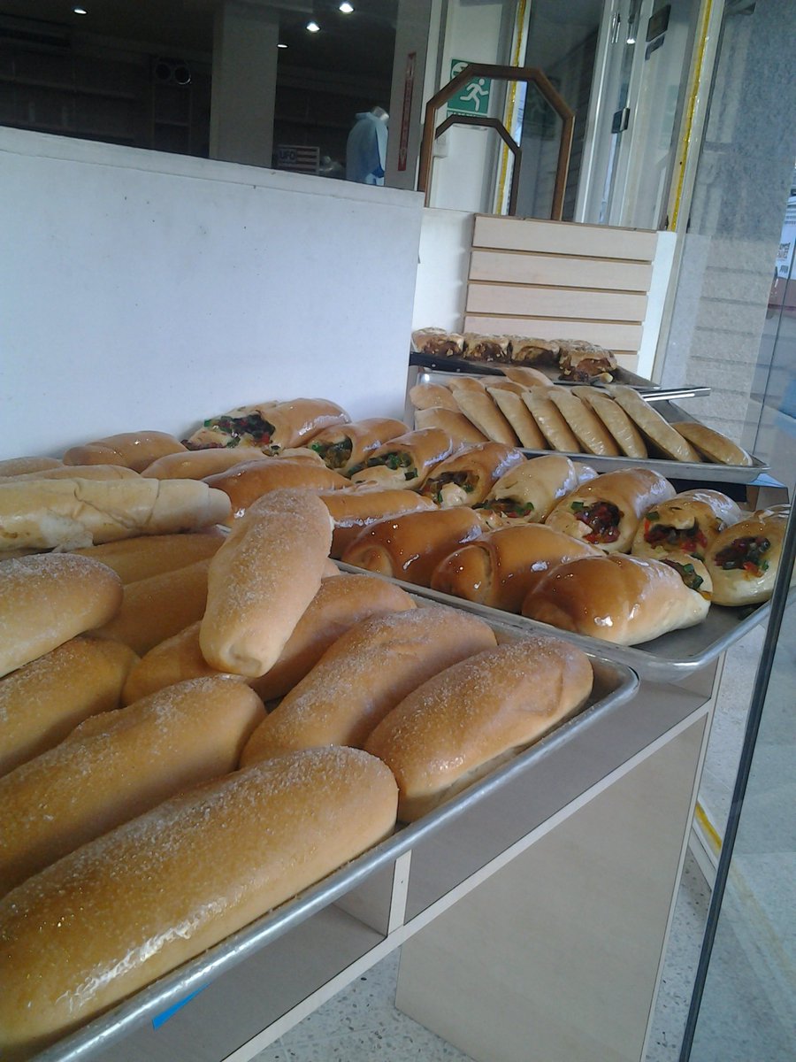 Mi familia y yo ahora estamos vendiendo pancitos y dulces de panadería, debo admitir que al principio me daba pena.

Ahora estoy 100% orgulloso porque aquí nadie se rinde!