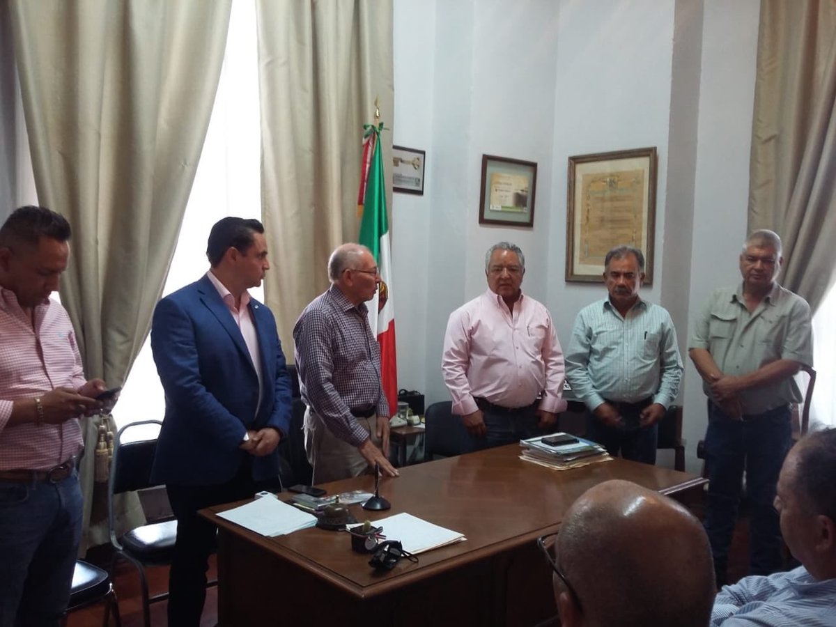 SEDERCOAH's tweet photo. Atendiendo inquietud de ganaderos de la region semi desierto, por instrucciones del Gobernador @mrikelme, Secretario @flores_mendez en reunión de trabajo con Secretario de Seguridad Pública José Luis Pliego Corona y alcaldes de la región #FuerteCoahuilaEs https://t.co/5lTm8HcKUh