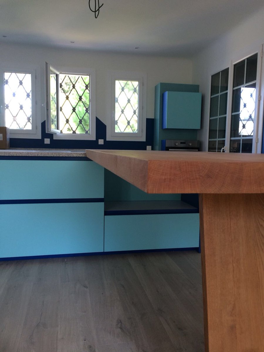 #Cuisine - L’un de nos derniers projets : cette table en #chêne massif d’un peu plus de 100kg 😅

Nos clients ont choisi une teinte #merisier pour un effet 60’s avc leur cuisine bleue 🙂