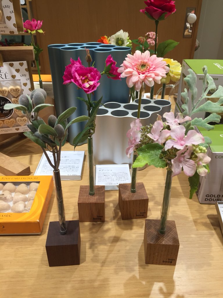 銀座 伊東屋 伊東屋がついにお花を販売 いえいえ こちらは本物と間違えるほど素敵な造花のボールペンなんです お花だけではなく グリーン系も素敵ですよ G6fでお買い上げのお客様には花束のようなデコレーションケーキでお渡しします G6f Home