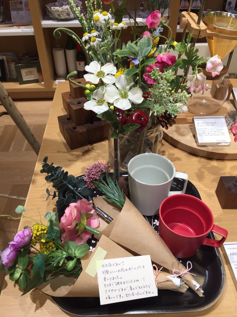 銀座 伊東屋 伊東屋がついにお花を販売 いえいえ こちらは本物と間違えるほど素敵な造花のボールペンなんです お花だけではなく グリーン系も素敵ですよ G6fでお買い上げのお客様には花束のようなデコレーションケーキでお渡しします G6f Home