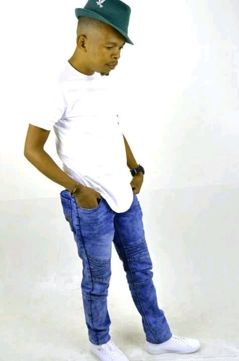 MaskandiTwiter's tweet photo. Asidlale 

Retweet for Cevuzile 
@Cevuzile_sa 

Press Like fo Nyonemhlophe
@NyonemhlopheJ https://t.co/CiPIQ31bNc