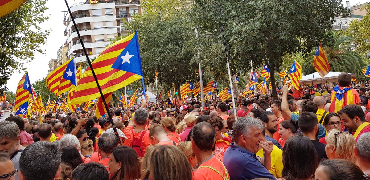 pratsroger's tweet photo. No vull ofendre ningú ni generar debats superficials, però dimarts el millor de tots va ser el #Tram37.
Un reconeixement pel Supertram ✌🏻
#Diada2018 https://t.co/iPLyZxzrue