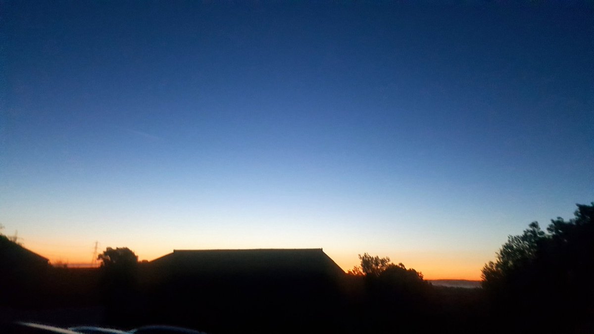 fauxidermy_uk's tweet photo. Beautiful Dawn skies #Workshopview and #Dragonsbreath in distance. There's a chill in the air this morning and different sound to the dawn chorus. I think my family of swallows have left now and that's why it sounds so different.
You can just feel #Autumn nipping at your toes. https://t.co/jnmKz7oeL9