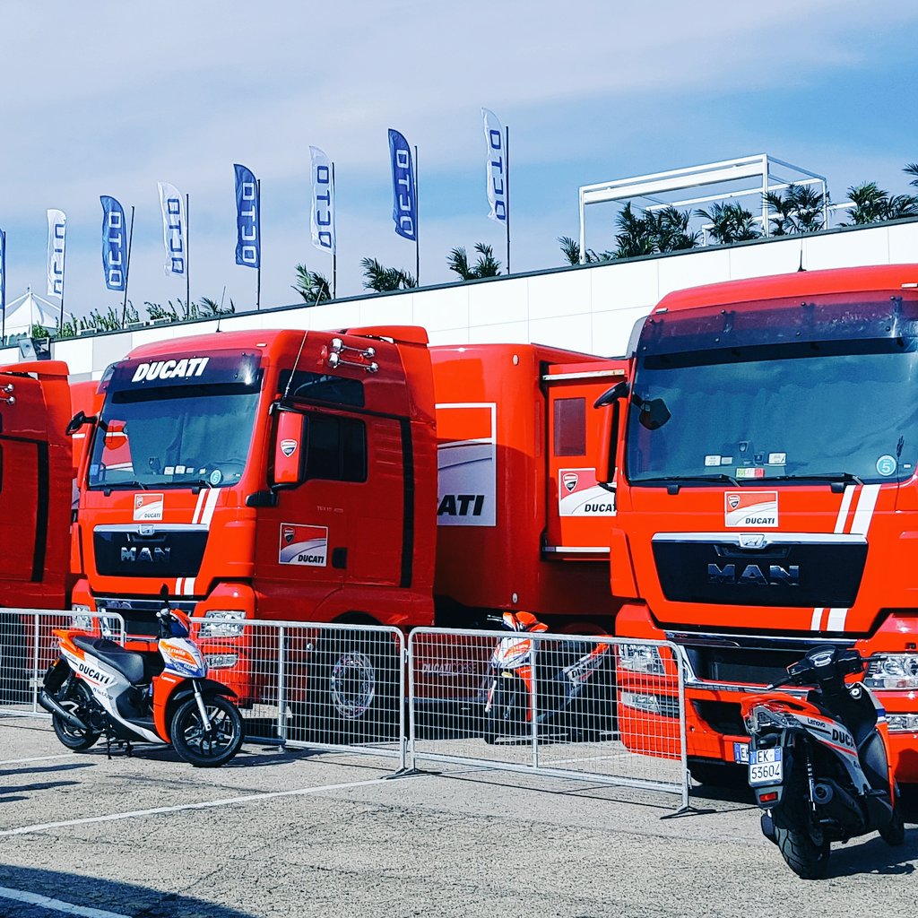 melissacara99's tweet photo. @lorenzo99, speravo di incontrarti! #misanoworldcircuit #SanMarinoGP #MotoGP #jorgelorenzo #JL99 #lorenzista #loveislove #PaddockMotorLand #paddocktour #fridaymood #FanClub #vamos #keepfighing https://t.co/jjBzTB8XhB