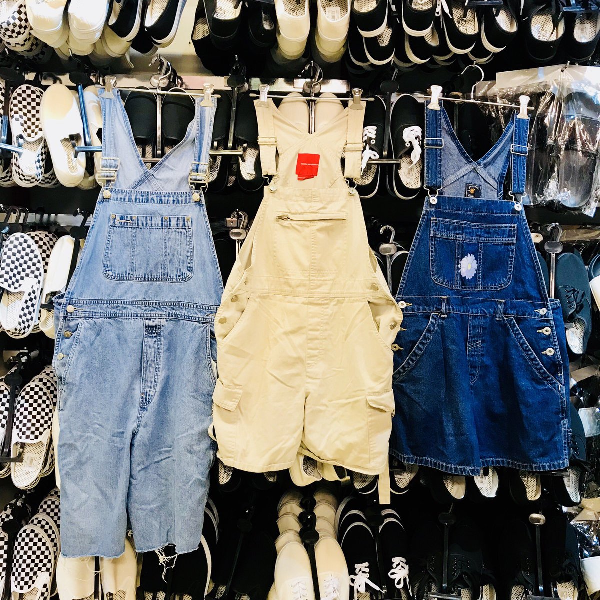 サンキューマート名古屋大須本通店 Twitterren 古着 大人気のオーバーオールの古着が本日入荷致しました 大きめ 半ズボンタイプ 大人気ブランドのものと種類豊富に揃っております 早い者勝ちなのでお早めにどうぞ 当店の古着は全て海外からの輸入品です