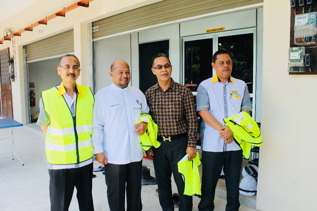 UPKZonTimur2's tweet photo. Lawatan kerja Exco Infrastruktur, Kemudahan Awam, Utiliti dan Teknologi Hijau Negeri Terengganu, YB Dr. Mamad Bin Puteh ke Projek Menaiktaraf Jln Persekutuan FT237, Kemaman bagi memantau perkembangan projek yang sedang dilaksanakan.@HasmiJkr @MazmanJKR @khairoulniezam @Zulakmal8 https://t.co/uJLTkTdNMs