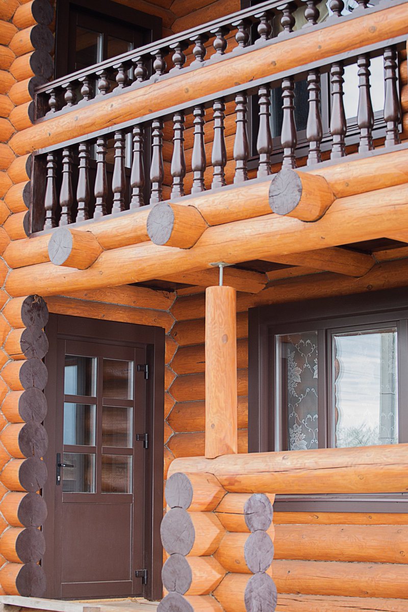 Классический сруб и входная дверь от "Красной Горки" - идеальное сочетание!😊👍👍👍