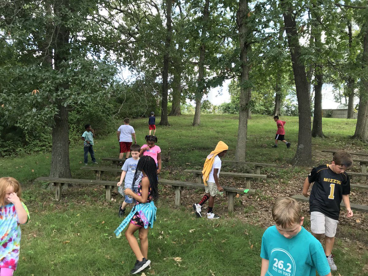 MrsGraves4th's tweet photo. Today we went exploring in our outdoor classrooms for living, non-living and dead things. Refreshing our minds for our adaptations unit! #sheisgolden https://t.co/NVh2M5rQB2