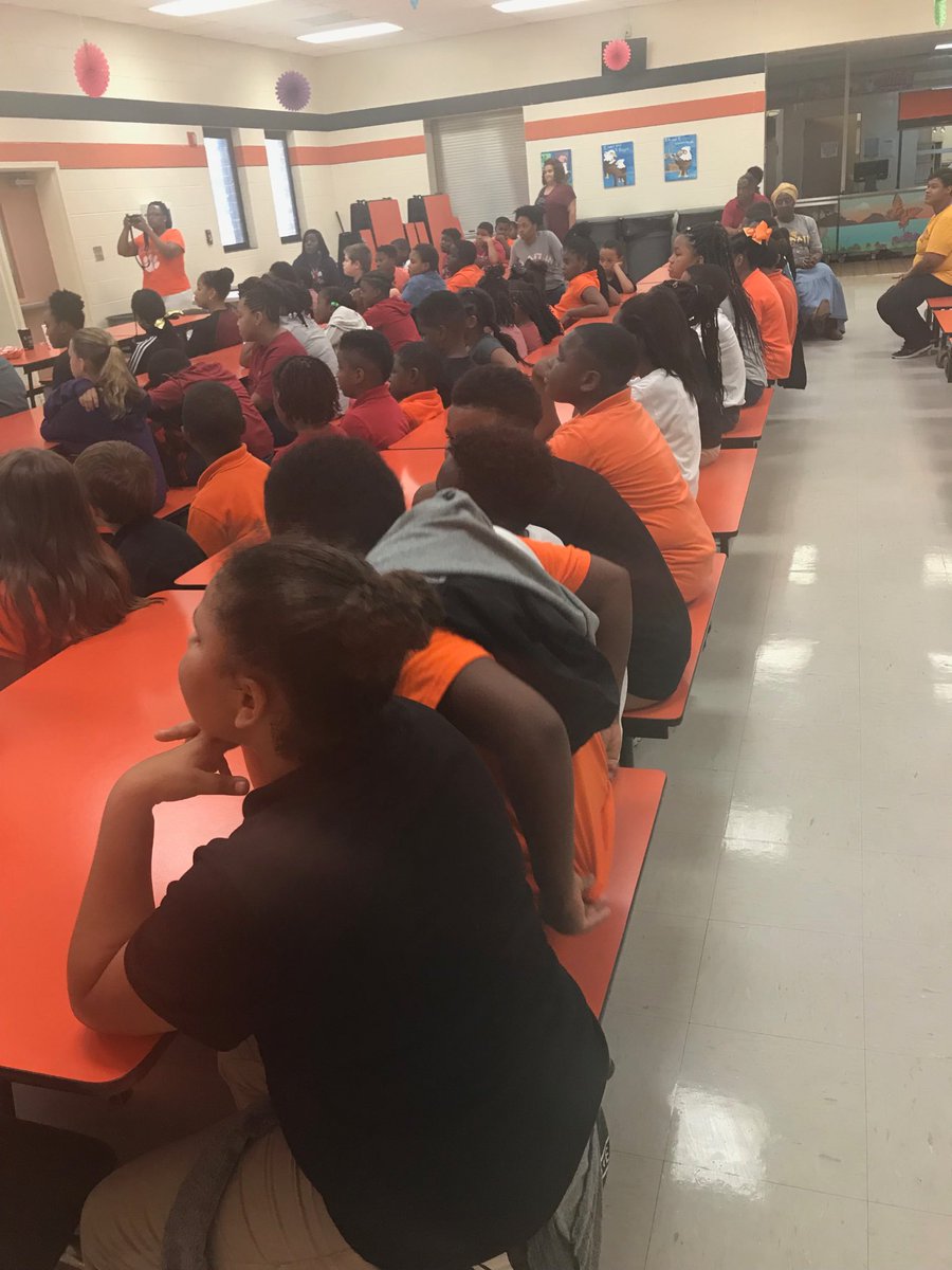 MelanieMiller41's tweet photo. College Day 2018 https://t.co/sHTTtogois