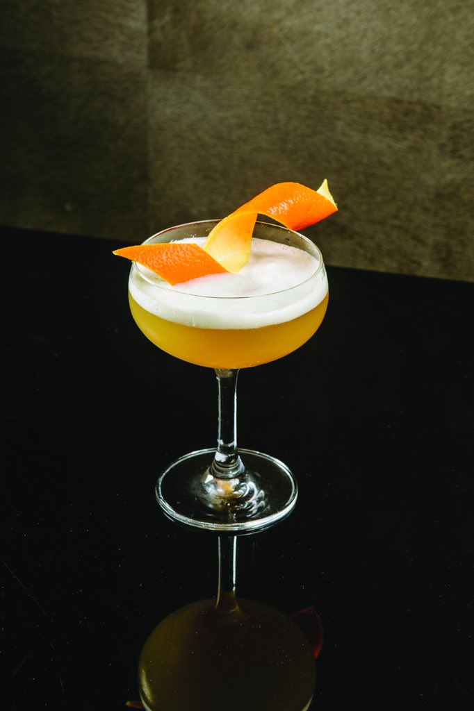 Disfruta en Latitude Bar de las últimas noches del verano con uno de estos.🍸