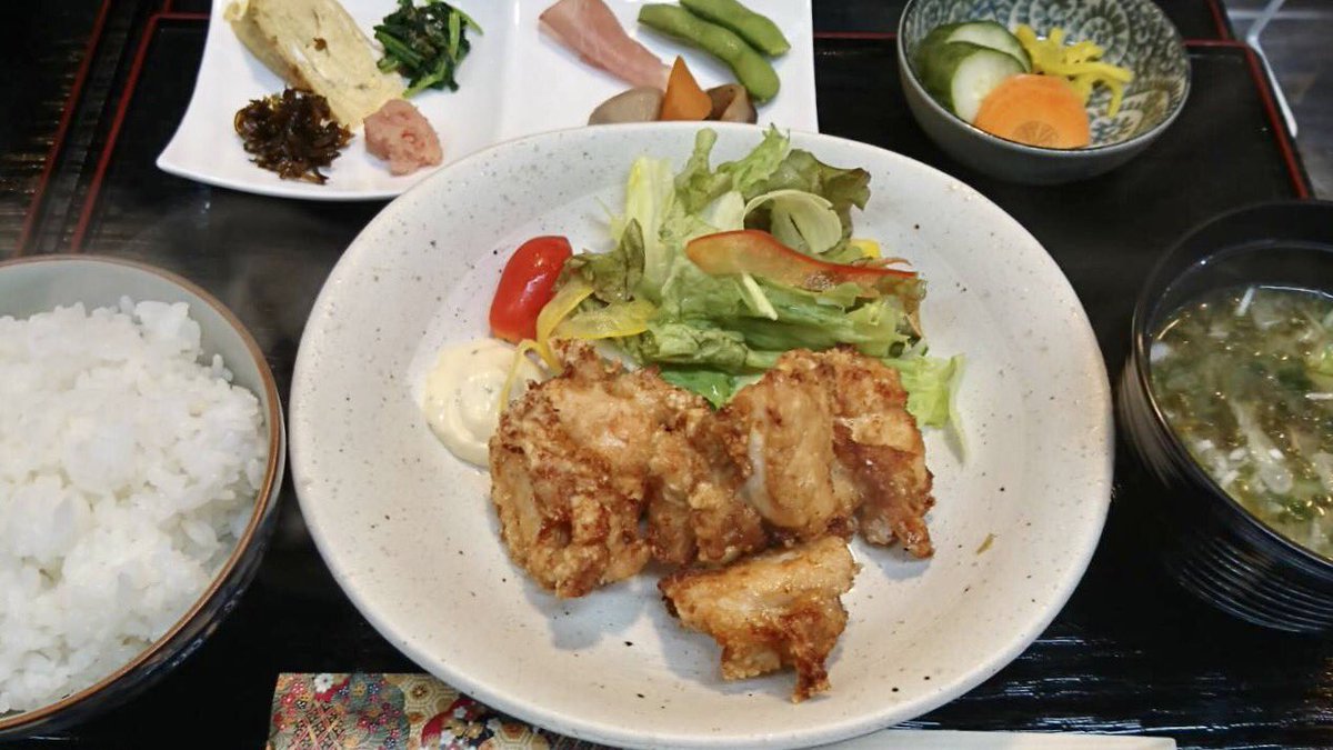 lunch_yoshi's tweet photo. ☀️おはようございます☀️

♡本日のランチメニュー♡

A 焼肉ランチ   ￥600
B えぼ鯛開き(ミニ刺身付き) ランチ￥700

ご来店お待ちしております🌸

写真→昨日のランチ🍴( ¨̮  )💕
からあげ＆銀ひらす

ご意見、ご感想🌸 リクエスト
お待ちしております✨
#ﾗﾝﾁ #茅ヶ崎 #佳 #一坪亭 https://t.co/i7poyXPoxW