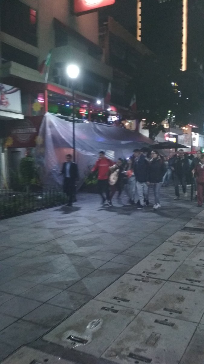 garnachapower's tweet photo. Qué es esto? Un invernadero  en #zonarosa #CDMX @ZonaRosaCDMX @VecinoJuarezDF @Comitejuarez @Bicis_JuarezDF chulada de plásticos pero bonito no es. 
Atentado visual al #espaciopublico. https://t.co/QHPyuqRXCQ
