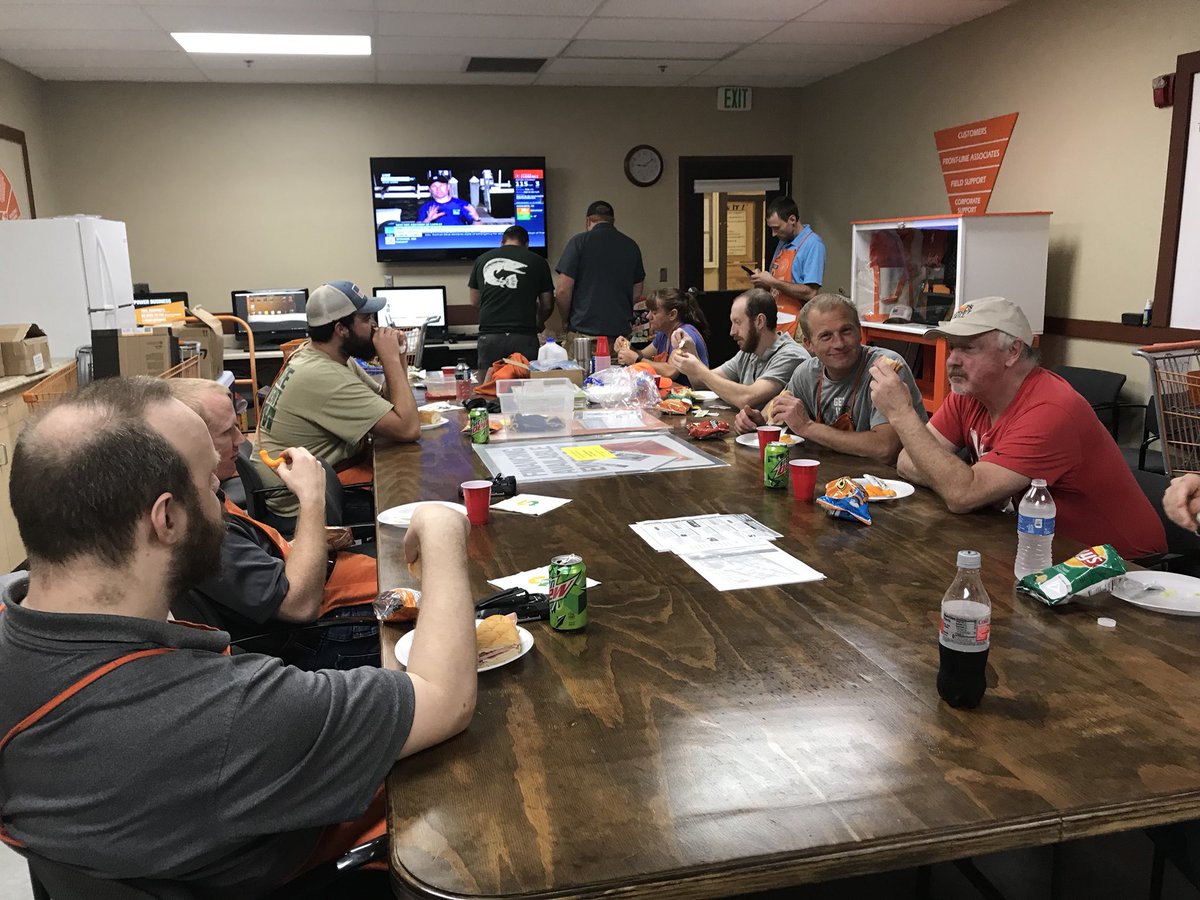 MET_8412's tweet photo. Late Night Same Page with the freight team! #jaysfuller #homedepot8412 #buildingrelationships #oneteamonemission https://t.co/ddVWiIUORM