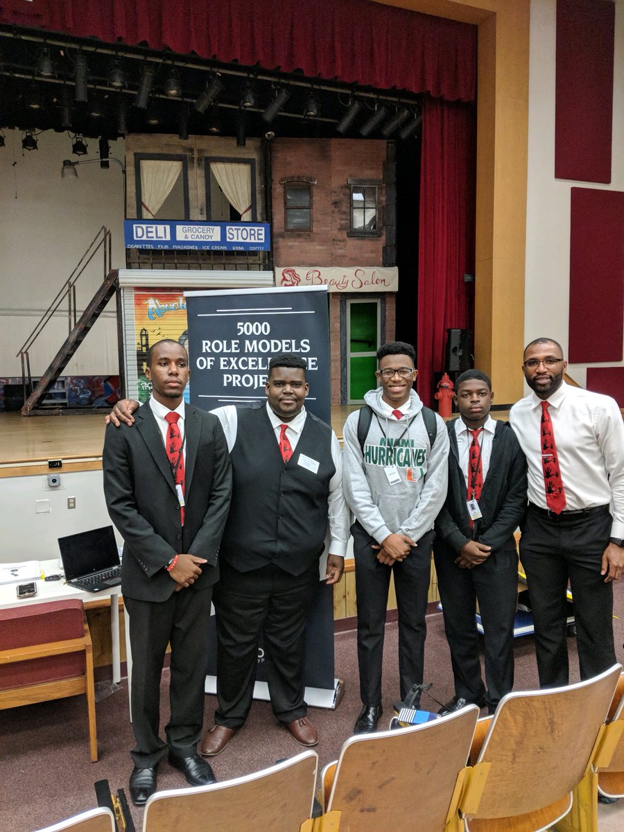 ABurgessEdu's tweet photo. It’s #5000RoleModel day at @Hallandale_High Connection, respect, relationships, rapor, and enthusiasm are some of the elements captured in today’s selfies. Thank you Principal HOWARD @Hallandale_HS for making a commitment to these young men! @dwatkins1  @5000RoleBCPS https://t.co/bWdagxgF0x