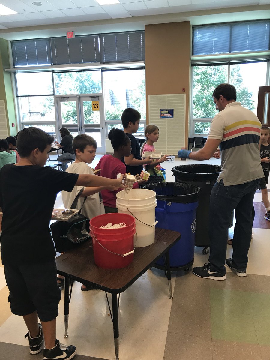 MrsHearn512's tweet image. Here’s @JoCoRecycles in action helping @ApacheIS512 get back in the swing of #recycling and #composting #CompostingIsCool #schoollunch #greenteam