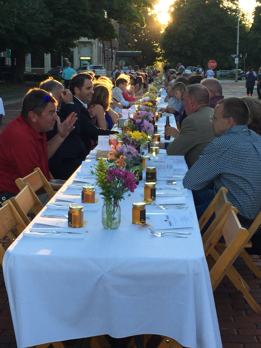 MrsShannonNMES's tweet photo. Beautiful night supporting the Food and Service Co-op in Benton County.  Great food, music, and good crowd #farmtotable https://t.co/ZsaLxSmGcg