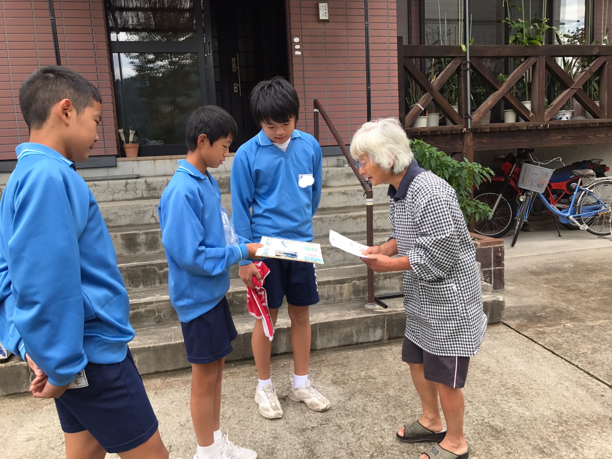 Hirakata Chu 民家の方にお会いできて メッセージカードを渡せました とてもビックリされていました 大成功 平方中学校民泊 Hirakata Chu 民家の方にお会いできて メッセージカードを渡せました とてもビックリされていました 大成功 平方中学校民泊