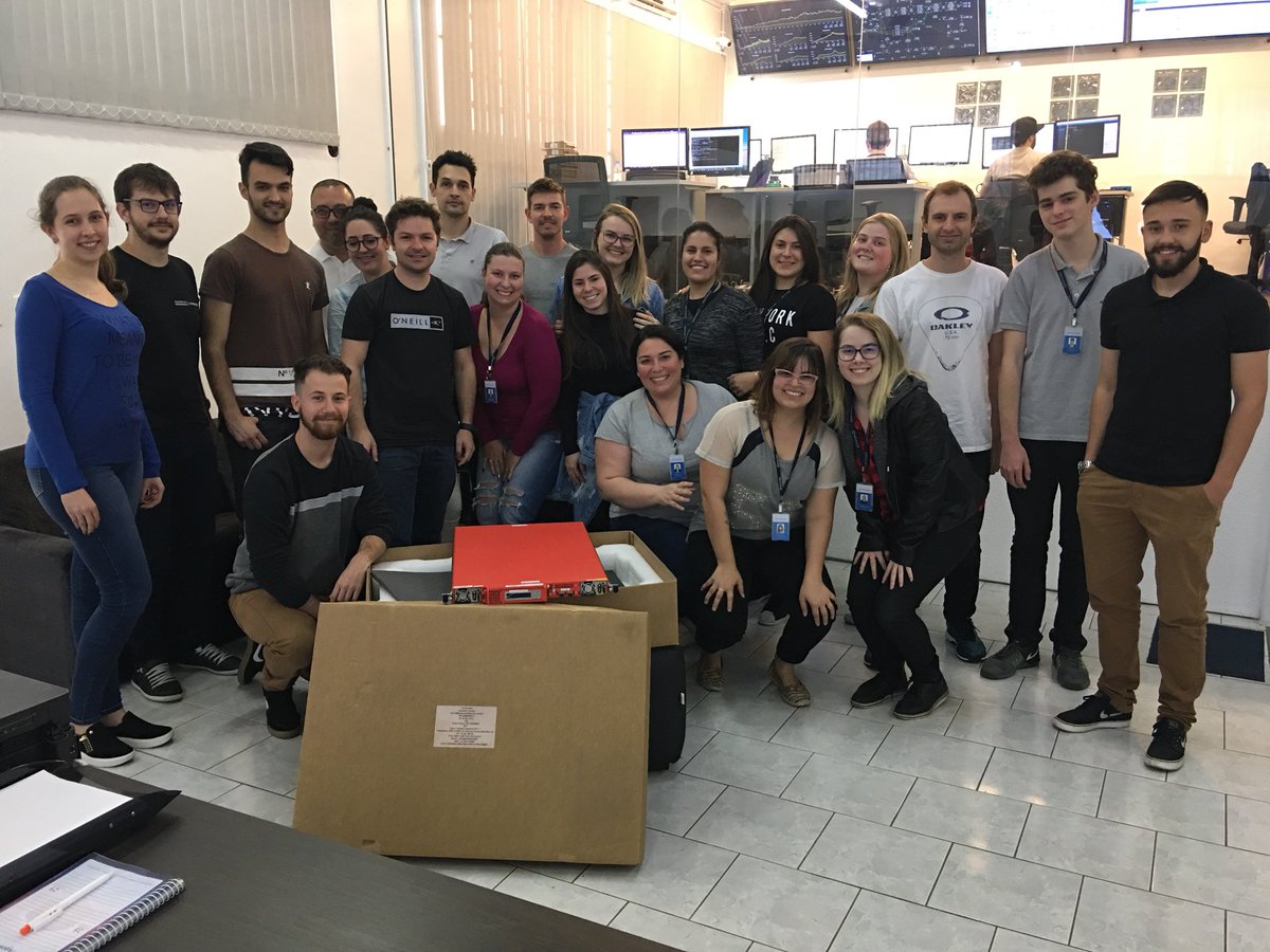 RenovareTelecom's tweet photo. Se 1 já é bom, imagina 2! A cara da felicidade em receber mais um servidor do Netflix em nosso Data Center!😁🎉 https://t.co/RN4v57wW4Q