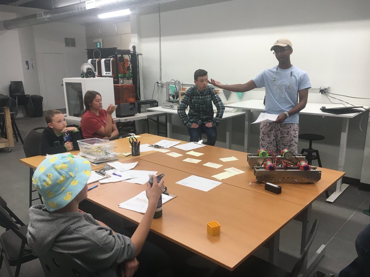 MtColumbiaIT's tweet image. #13000DataWolves brainstorming for our  #ROVERRUCKUS robot
