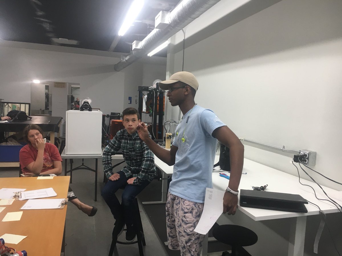 MtColumbiaIT's tweet image. #13000DataWolves brainstorming for our  #ROVERRUCKUS robot