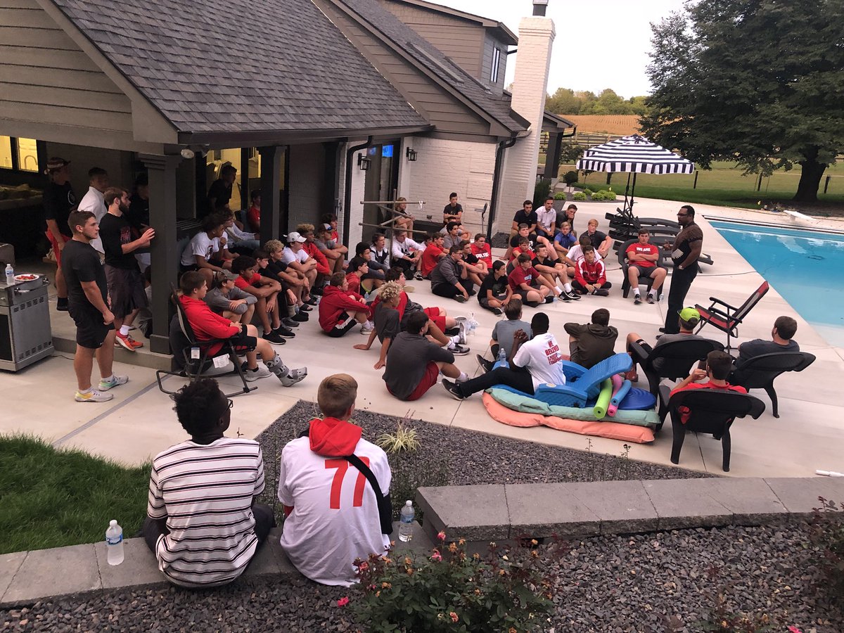 Jenniferboyce99's tweet photo. Amazing night with our CG Football family❤️ #TrojanPride #oneteamonefamily https://t.co/B9tEMwT8QL