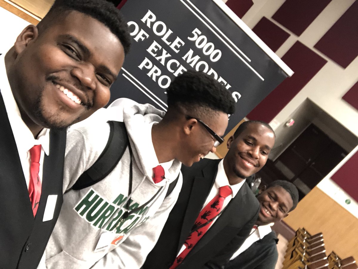 5000RoleBCPS's tweet photo. It’s #5000RoleModel day at @Hallandale_High Connection, respect, relationships, rapor, and enthusiasm are some of the elements captured in today’s selfies. Thank you Principal HOWARD @Hallandale_HS for making a commitment to these young men! @dwatkins1  @5000RoleBCPS https://t.co/MaMB3AlQ4Q