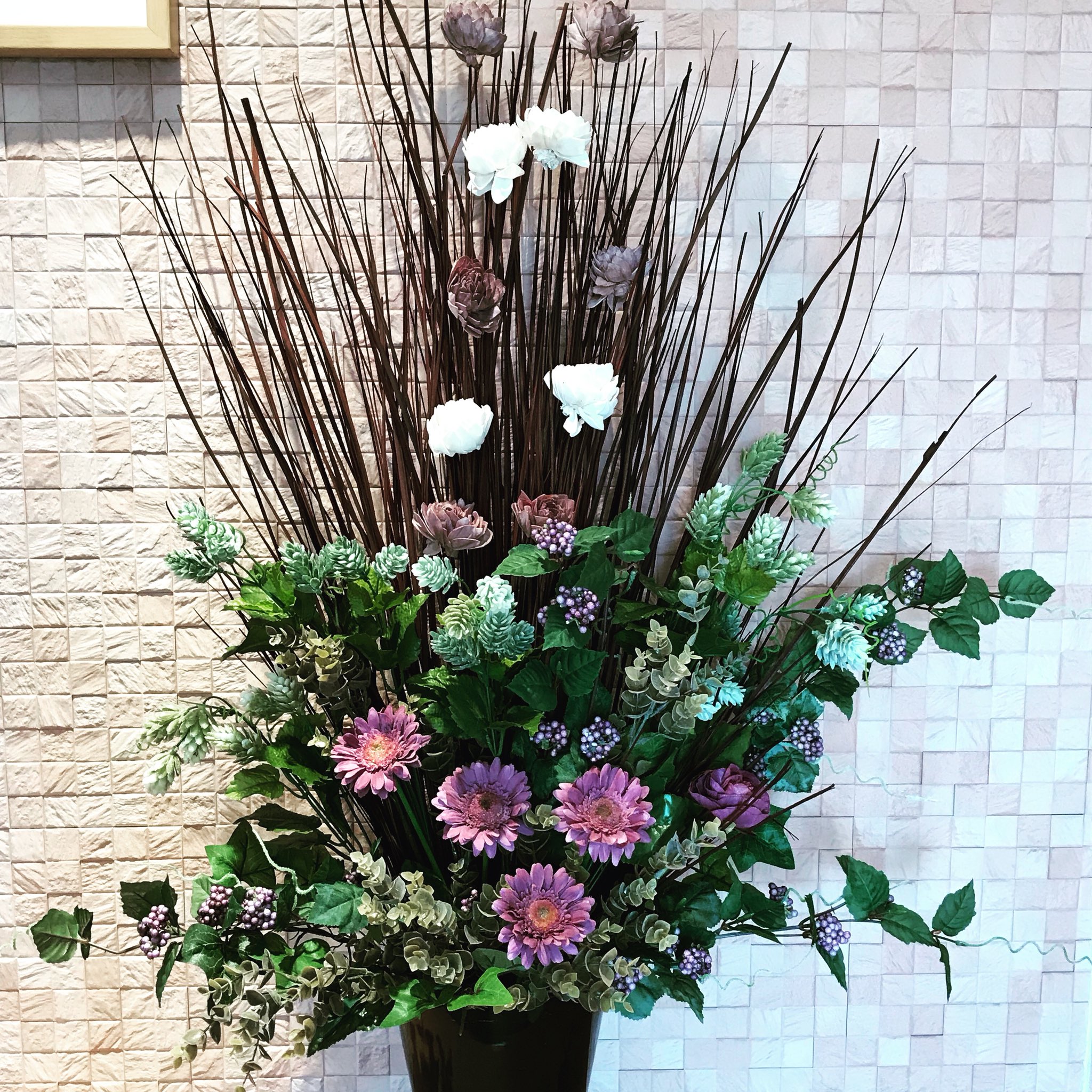 ﾌﾗﾜｰｶﾞｰﾃﾞﾝ花工房 本日の幸せ配達 今日のお花は玄関ディスプレイの秋のアレンジ こげ茶とパープルのイメージで製作しました 秋らしい落ち着いた玄関に変身です H30 9 13 オータム 秋アレンジ 造花 幸せ配達 花工房 坂出花屋 香川花屋