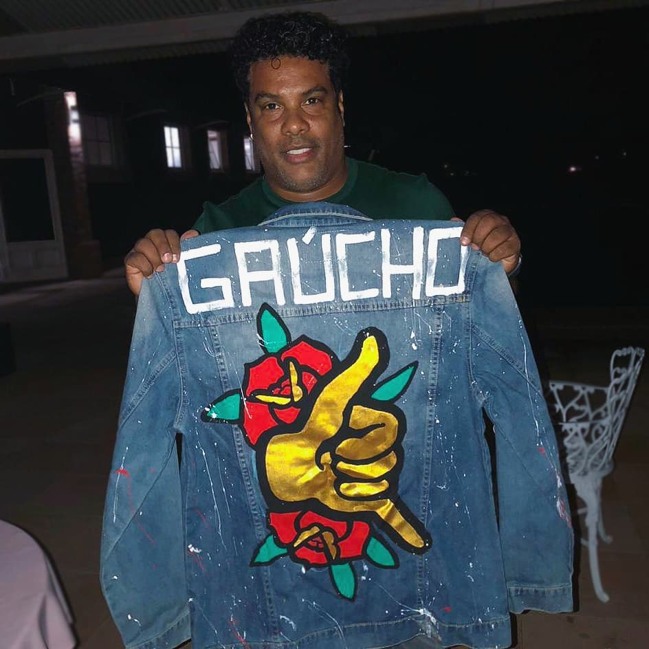 10Ronaldinho's tweet photo. Muito obrigado pelo presente meu amigo @romulodeucria!! Ficou maneiro demais!!!!! 🤙🏾 https://t.co/V2lKI3B498