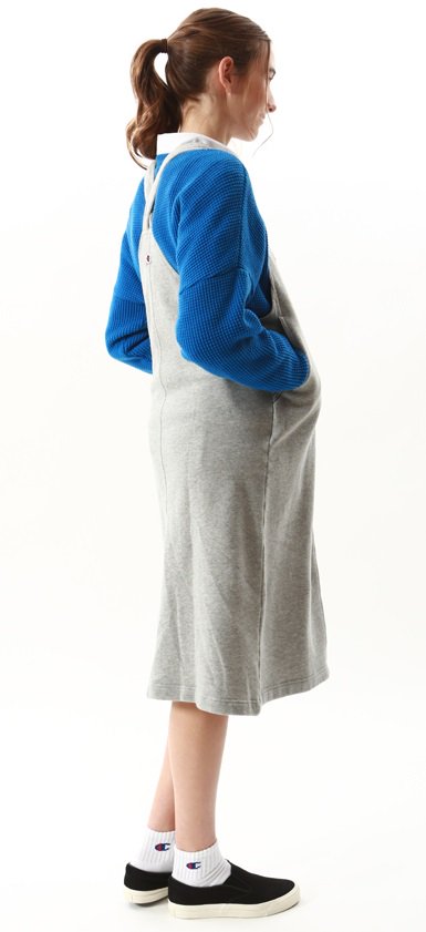 Champion Japan 注目の秋冬新作 Champion ロゴ入りの胸ポケットが可愛い ジャンパースカート を秋コーデの主役に スウェット 素材だから柔らかな着心地で動きやすく ヘビロテ間違いなし 売り切れる前にオンラインストアをチェックしよう