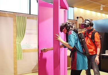 sendenpon6666's tweet photo. VRを使った、ドラえもんの「どこでもドア🚪」が再現されていたようです。
VRゴーグルを装着してドアを開けるだけで非日常に早変わり🤩 この技術を使えば四次元の世界にいつか行くことができるのかも… とかなり夢が膨らみました。
https://t.co/oUZq3SaZGg
#どこでもドア #ドラえもん https://t.co/86UCWDUCzl
