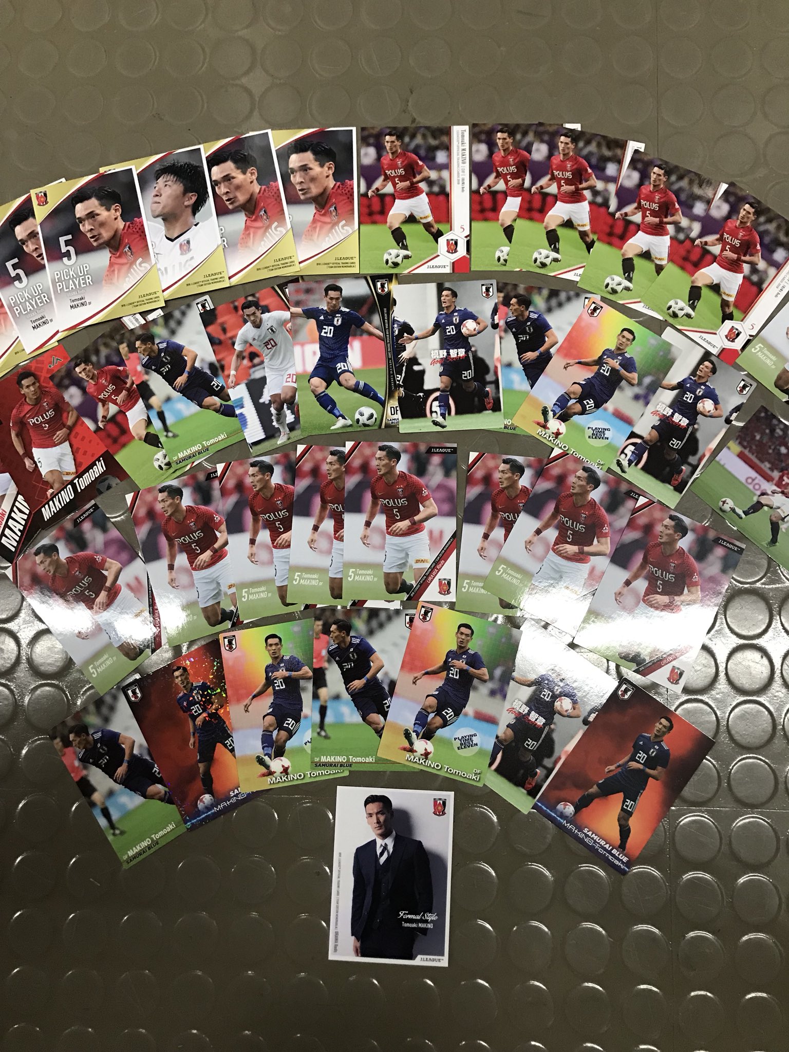 槙野智章 こうやってカードを送ってきては サインして返して下さいといっぱいくるが 果たしてこれは書いて返す事がいいのか これが当たり前になる事で サッカー選手の価値が上がらない カードにサインをし転売された過去があるからこそ抵抗がある