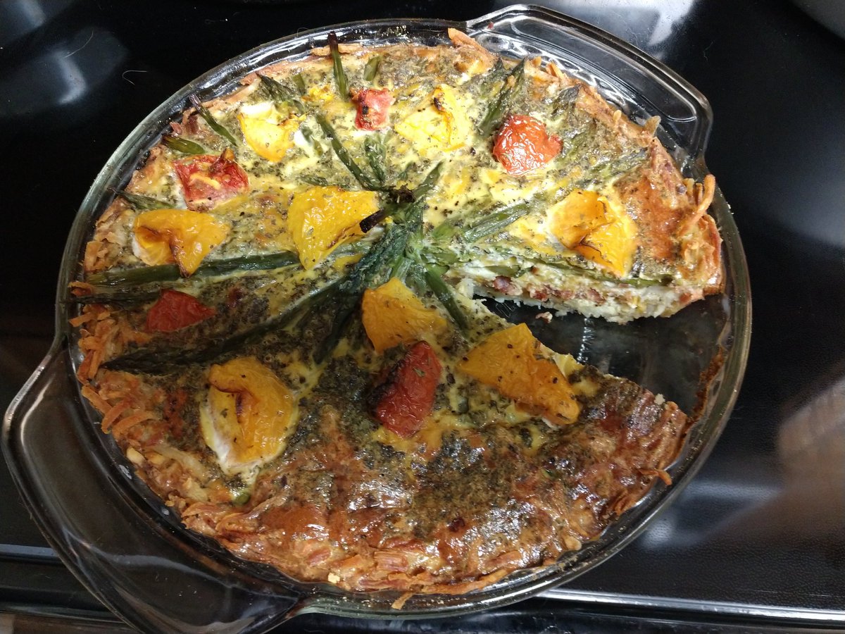 CollinsVacation's tweet photo. Having a balance in your life is important. #DiamondResorts encourages that healthy life balance. This is how I enjoy my down time. Bacon, cheddar asparagus &amp; tomato quiche with a hash brown crust. https://t.co/KBUoQzRAMq