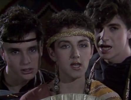 Y bueno, la verdad es que fueron los primeros en un montón de cosas. Por ejemplo, fueron el primer grupo español en grabar un videoclip para una de sus canciones. "Perdido en Mi Habitación" de 1982  https://youtu.be/JPPna5pqR... 