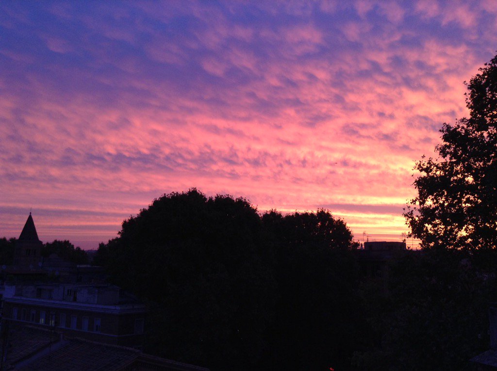 CarolGlatz's tweet image. Red sky in the morning.... #Rome #sunrise #GettingReadyForWork