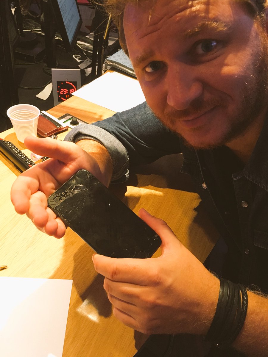 ClemLincruste's tweet image. #CamilleOffreMoiUnIPhoneXS 
Le mien est passé sous une roue !
#vismaviedecyvliste