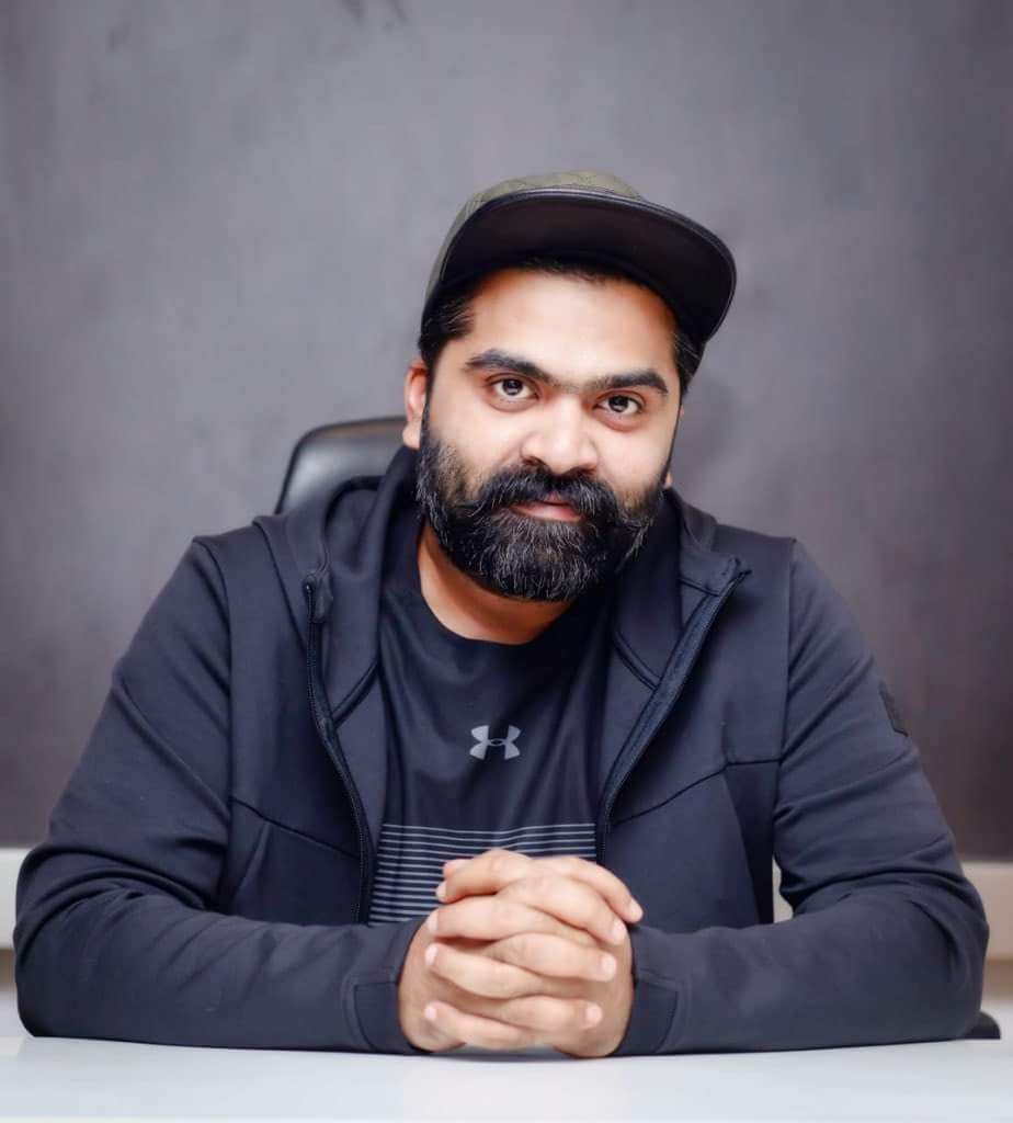 Actor_SimbuFC's tweet photo. Bro #STR 's New Pics Exclusively 🔥🔥😂❤ #ShareMaximum #ThalaivanSTR #Simbu https://t.co/gInrsOngkU