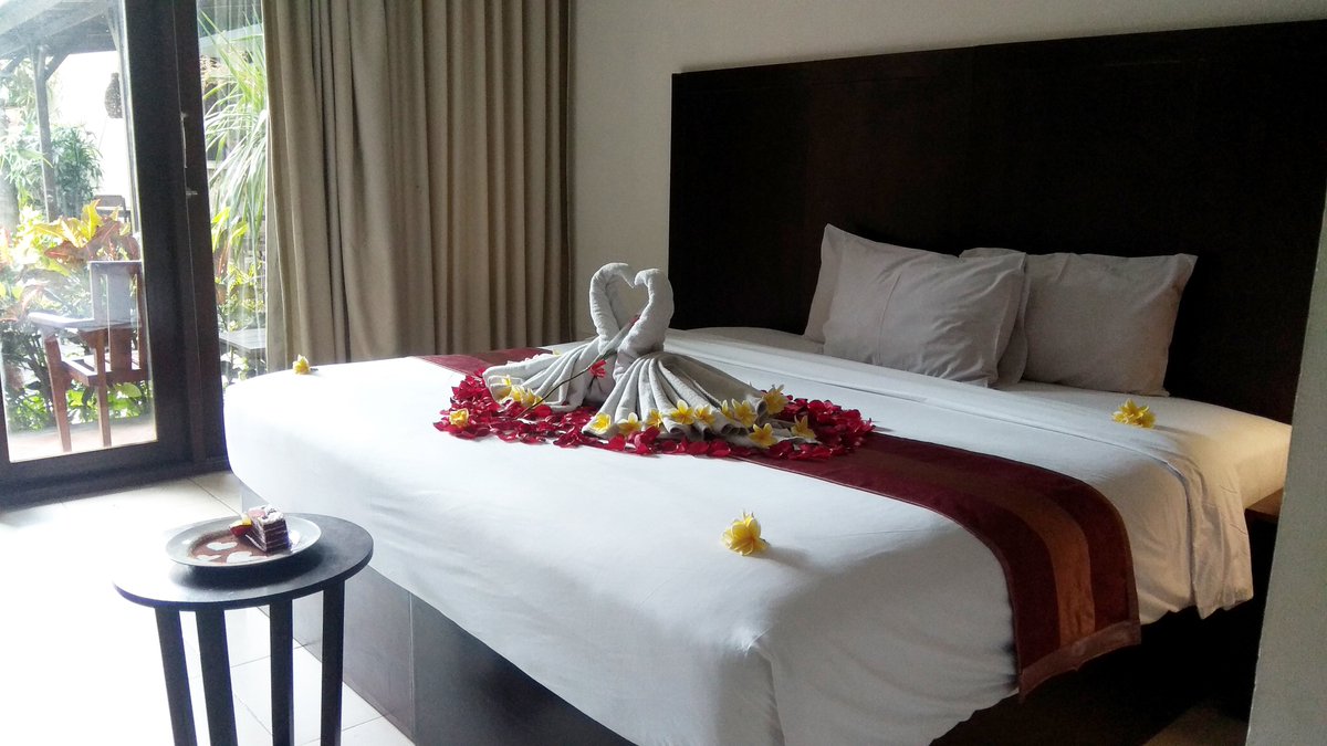 People say love is the food of life, and travel is the dessert. Our Special Honeymoon Setup for honeymooners and newlywedds is provided with extra charge. Make it special and memorable only at Suris Boutique Hotel.
.
.
.
#honeymoon #specialhm #balihoneymoon