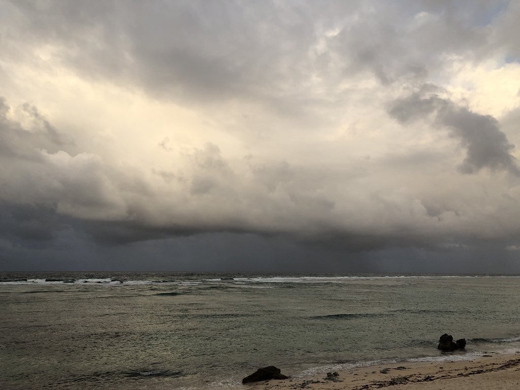 EarthUncutTV's tweet photo. NE #Philippines - stunning! But first signs of stormy weather super #typhoon #OmpongPH #Mangkhut https://t.co/0zArsB4aDh