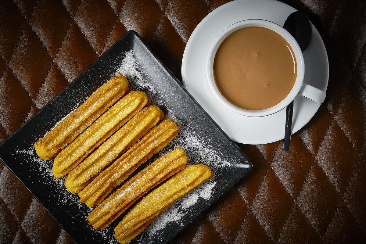 ¡Atentos todos los golosos! Hoy celebramos el Día del Chocolate en @foodmarketbarcelo con una rica taza de chocolate con churros de Flower Experience. ¡Os esperamos!
#foodmarketbarcelo #mercadobarcelo #madrid #españa #gastronomia #placeres #food #comida #tapas #musica