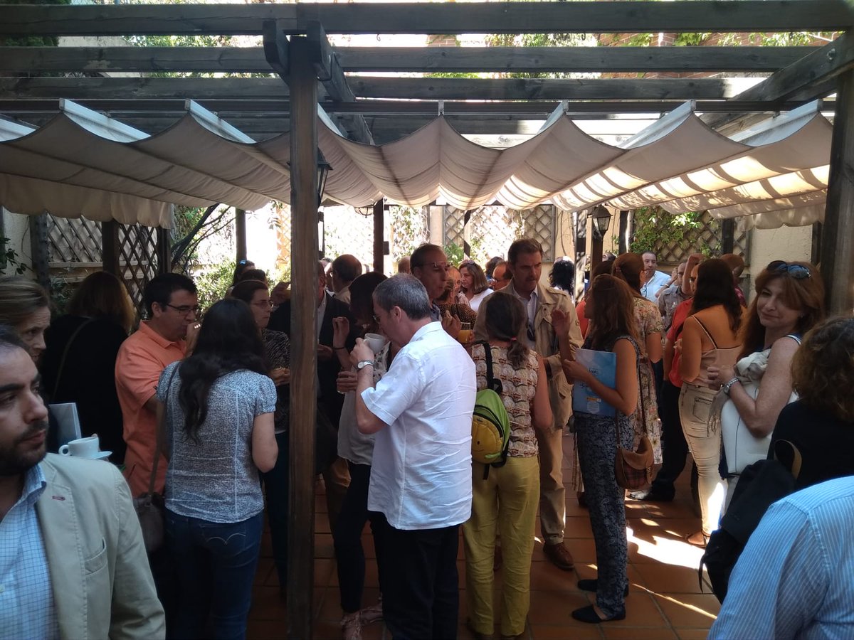 FAUNsan's tweet photo. Café networking en la Jornada sobre "Nuevas tecnologías de alerta temprana de enfermedades compartidas y zoonosis en fauna silvestre y doméstica" #10AÑOSVetmasi #SanidadAnimal #AnimalHealth #Investigadores #veterinarios #Industria https://t.co/TSgAbw2zYQ