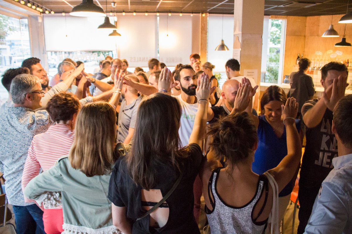 swannecy's tweet photo. Du monde et une grosse ambiance à notre troisième afterwork hier soir 🤩😍😱. Merci à tous d'être venus et de vous être prêtés au jeu !! Prend vite ton billet pour l'évènement qui aura lieu du 12 au 14 octobre dans @les_papeteries ➡️➡️➡️ https://t.co/08JGisguyS 💋 #swannecy https://t.co/4M5lJCF7A8