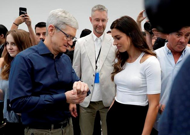 Got $1,100? Apple shows off its most expensive iPhone yet: bit.ly/2xaGI2g https://t.co/f0KCcVhmu8