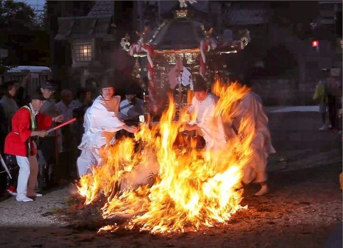 nipponearcom's tweet photo. Festival de otoño Shūki Reitaisai (秋季例大祭). 10 de septiembre. Los leones y los mikoshi (altares portátiles) desfilan por la ciudad de Imizu para atraer y recoger la impureza espiritual y la mala suerte de cada rincón. Via: @JaponSecreto https://t.co/wmHREgfYEj https://t.co/nbtEWr51MJ