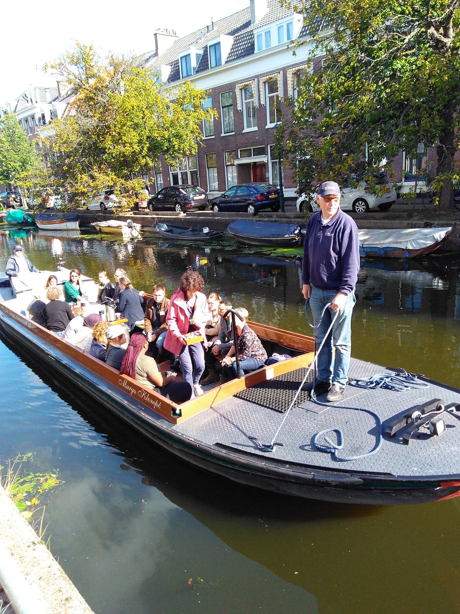 BuMa070's tweet photo. Met raadsleden van @GroenLinksDH @D66DenHaag @SPdenhaag @CUSGPDenHaag op de Ooievaart. Samen met twee Budgetmaatjes vertellen wat #vrijwilligers kunnen betekenen voor mensen met #problematische #schulden https://t.co/Lhd5PRtFDV