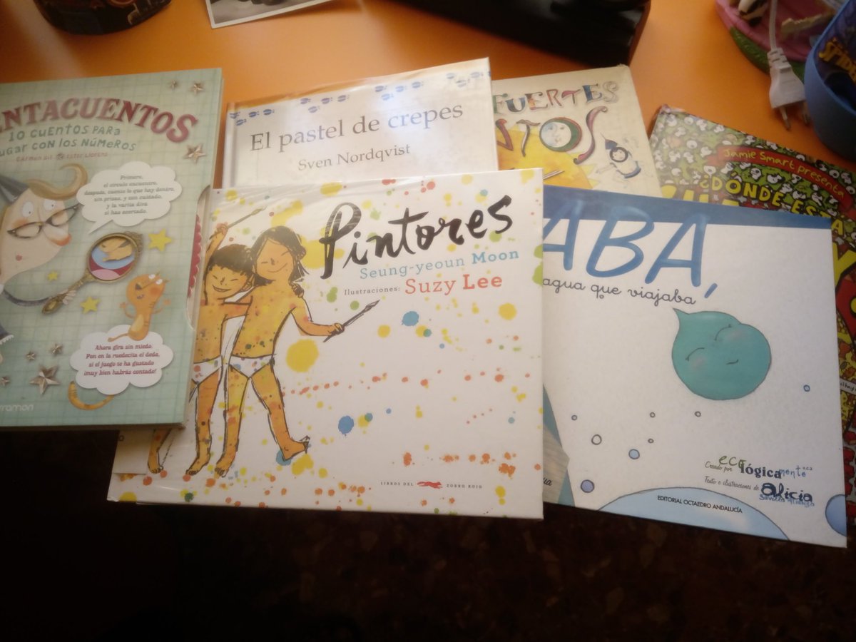 montseraul2's tweet photo. @biblioviator cuando venga mi niño y vea todos estos libros para leer se va a poner #supercontento que vivan los libros https://t.co/2NYfI1iIpV