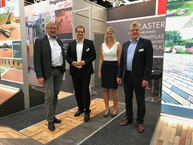 MeisterKlinker's tweet photo. Um 9 Uhr geht es weiter mit dem zweiten Tag der diesjährigen @GaLaBau_Messe in #Nürnberg. Bereits gestern durften wir uns über einen gut besuchten Stand freuen und blicken nun voller Vorfreude auf den heutigen Tag auf Stand 4-429, Halle 4.
#galabau #galabau2018 #pflasterklinker https://t.co/JSxjsF0dKO
