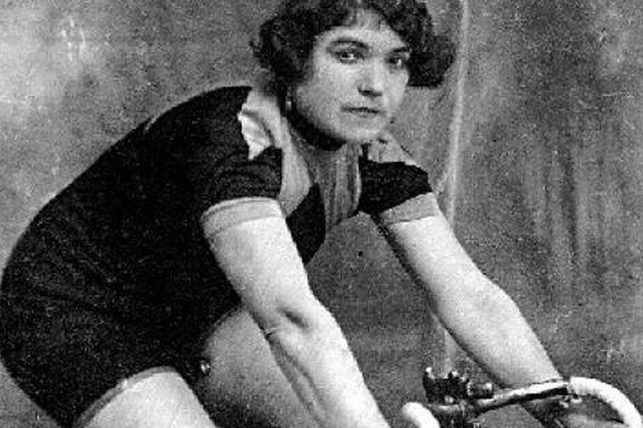 #ricordiamola

Il #13settembre 1959 muore a #Milano, all'età di 67 anni, Alfonsina #Strada, prima donna a competere in gare maschili come il Giro di Lombardia e il Giro d'Italia, per questo è ritenuta tra le pioniere della parificazione tra sport maschile e femminile