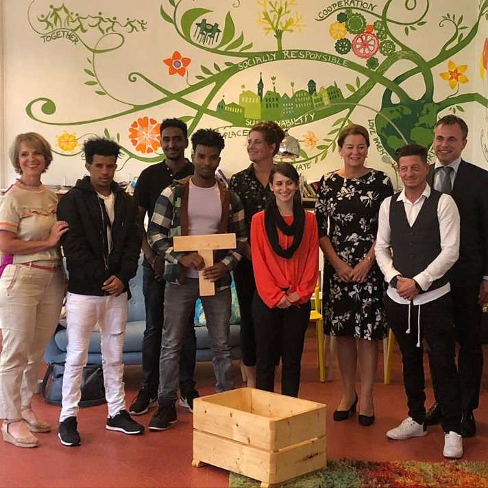 AlteriusStg's tweet photo. Onze collega's van #Praktech en gemeente Maastricht deelden vorige week hun ervaringen over het scholingstraject van statushouders. En vooral vertelden deze cursisten zelf hoe het traject verliep o.a. door hun eigen werkstukken te tonen en toe te lichten.
https://t.co/lTzobBSSME https://t.co/rGkna4XelA
