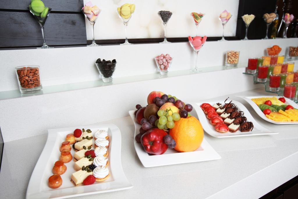 Гостиничный номер для новобрачных. Комплимент в гостинице. Комплименты гостям в гостинице. Романтический ужин на двоих. Комплимент от отеля.